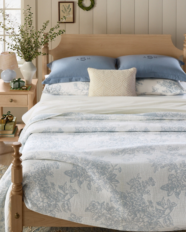 Signature Toile Organic-Cotton Matelassé Coverlet